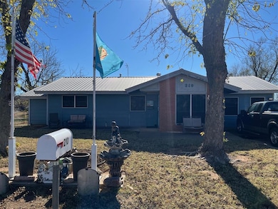 210 Hoover Cir, Elk City, OK 73644 - photo 2