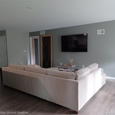 31045 Pheasant Run St, Farmington Hills, MI 48334 - photo 4