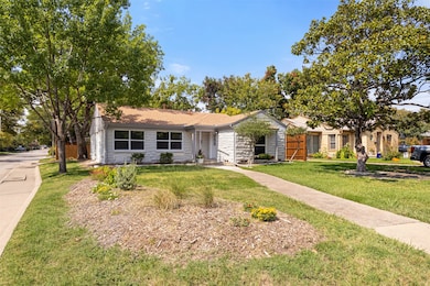 Ranch-style house with roof with shingles