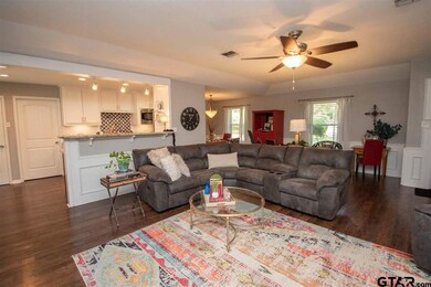 325 325 Glen Cove Cir, Tyler, TX 75701 - photo 4