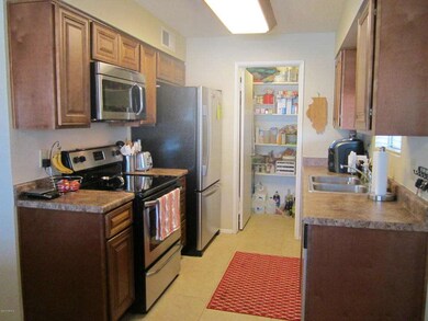 887 Kitchen2