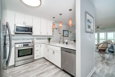 Updated kitchen w/ peninsula