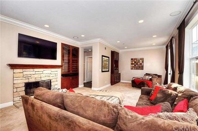 Large family room with new decorator carpet and fr