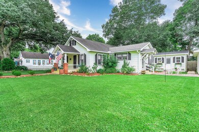 512 S Jackson St, Alvin, TX 77511 - photo 2