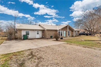 809 W 3rd St, Eddy, TX 76524 - photo 2