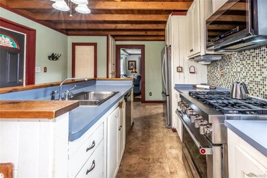 Eat-In Kitchen