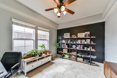 flex room off garage with  ac and tons of light. C