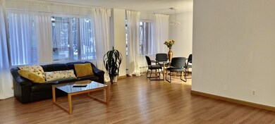 10 Hammond Pond Hwy unit 201, Newton, MA 02467 - photo 2