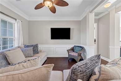 Cozy Spacious Living Area off Entrance