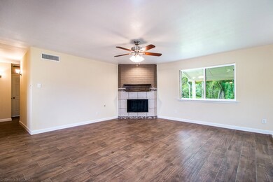 16602 Oxnard Ln, Friendswood, TX 77546 - photo 5