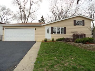 1726 Queens Ct, Carpentersville, IL 60110 - photo 2