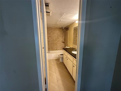 Another view of the full bath