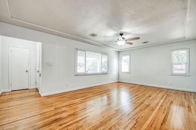 923 W Clinton Ave, Fresno, CA 93705 - photo 6