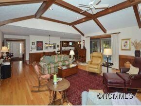 GREAT ROOM W/VAULTED CEILINGS