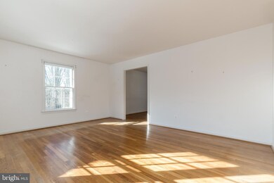 8314 Chartwell Ct, Annandale, VA 22003 - photo 5