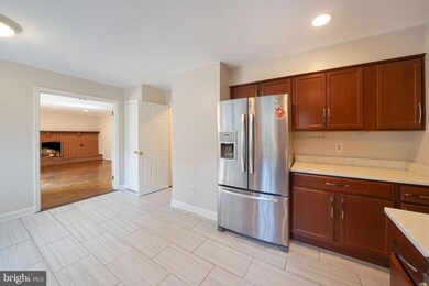 8211 Labbe Ln, Vienna, VA 22182 - photo 7