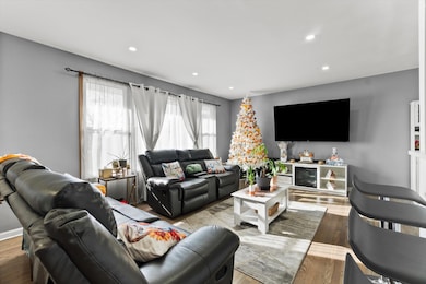 7624 Lockwood Ave, Burbank, IL 60459 - photo 3