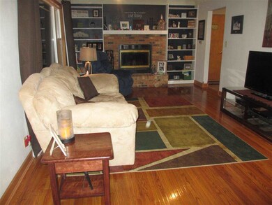 1416 Franklin St, Cedar Falls, IA 50613 - photo 2