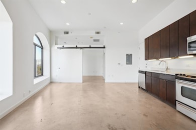 Kitchen with appliances with stainless steel fini