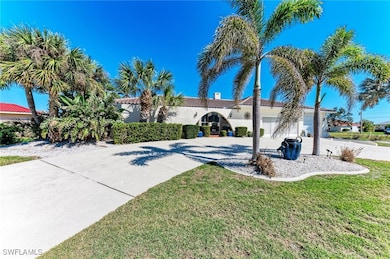 View of front of home featuring a front lawn, a ti