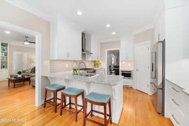 Eat-in kitchen w/ peninsula seating