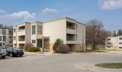 1911 Viking Dr NW unit 10, Rochester, MN 55901 - photo 2