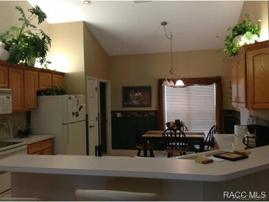 KITCHEN / BREAKFAST BAR