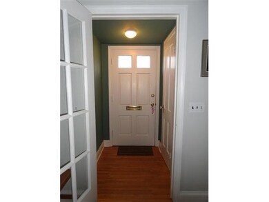 Foyer Front vestibule w/guest closet