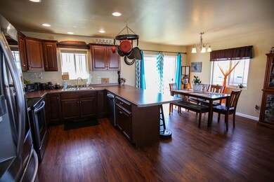Kitchen.Dining Area