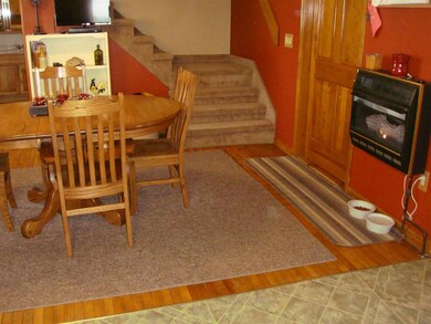 In the dining area there is a nice gas wall heater with flames like a fireplace.