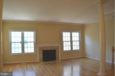 2391 Hunters Square Ct, Reston, VA 20191 - photo 3