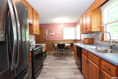 915 N 12th St, Clinton, IA 52732 - photo 6