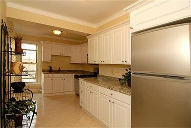 Warwick Condos unit 703, Brookline, MA 02446 - photo 4
