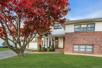 22 Schuyler Dr, ComMacK, NY 11725 - photo 4