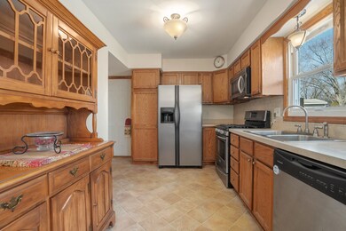2011 Coral Ave, Aurora, IL 60506 - photo 3