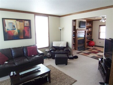 2nd view of Living Room<|><|>