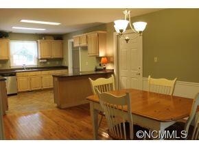 eat-in kitchen & breakfast bar