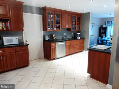 8816 Teresa Ann Ct, Alexandria, VA 22308 - photo 7