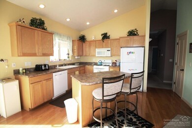 1642 NW Jackpine Ave, Redmond, OR 97756 - photo 3