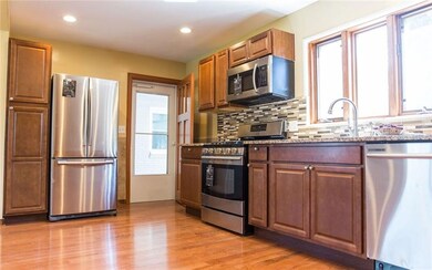 Kitchen - all stainless appliances Samsung, entran