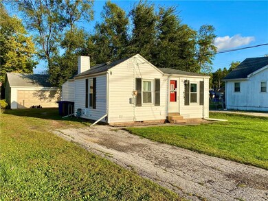 813 E 21st St, Des Moines, IA 50317 - photo 2