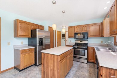 2351 W 61st St, Davenport, IA 52806 - photo 7