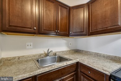 8502 Barrington Ct unit G, Springfield, VA 22152 - photo 6