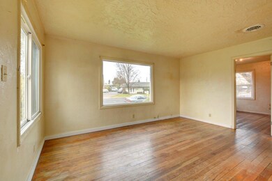 64 N 9th St, Central Point, OR 97502 - photo 2