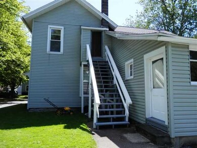 Other one of the entrances to the upstairs apartme
