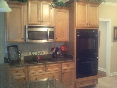 Double ovens, glass cooktop and microwave and LOTS