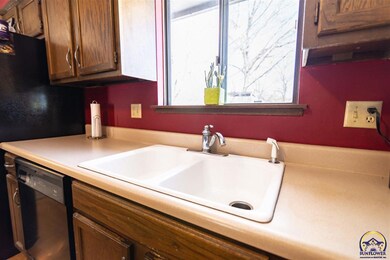 4866 SW Cochise Ave, Topeka, KS 66614 - photo 6