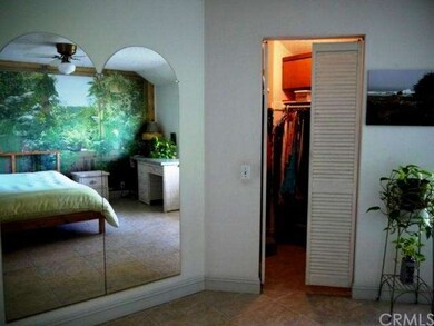  Large Master suite...walk in closet....mirrors...