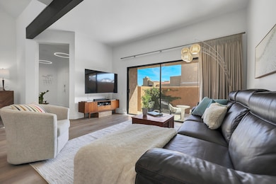 010 ENTRY LIVING ROOM