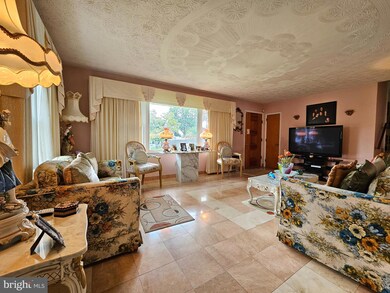 210 W 40th St, Reading, PA 19606 - photo 3